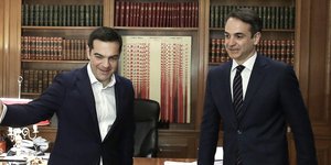Ο Αλέξης Τσίπρας υποδέχεται τον Κυριάκο Μητσοτάκη στο Μαξίμου