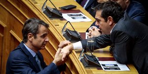 Αλέξης Τσίπρας και Κυριάκος Μητσοτάκης χαιρετιούνται στη Βουλή