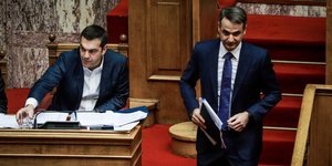 Ο Αλέξης Τσίπρας πάει να πιει νερό, ενώ ο Κυριάκος Μητσοτάκης κατεβαίνει τα σκαλιά