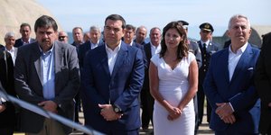 Ο πρωθυπουργός στη Λευκάδα, έχοντας στο πλευρό του τη σύζυγό του Περιστέρα Μπαζιάνα