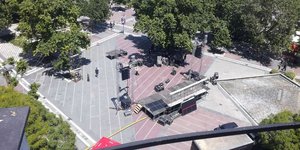 Στη μέση της πλατείας της Λάρισας έστησαν την εξέδρα για να μιλήσει ο Τσίπρας