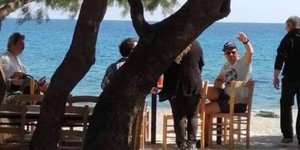 Ο Αλέξης Τσίπρας με τον Παύλο Πολάκη στην παραλία Ροδάκινο