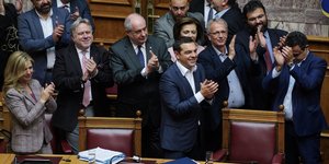 Ο Αλέξης Τσίπρας και υπουργοί χειροκροτούν μετά το αποτέλεσμα της παροχής ψήφου εμπιστοσύνης