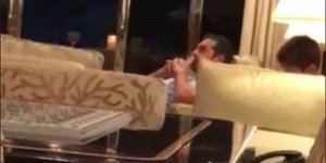 Ο Αλέξης Τσίπρας στο σαλόνι του υπερπολυτελούς σκάφους της οικογένειας Παναγοπούλου