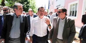 Ο Αλέξης Τσίπρας με τον δήμαρχο Αγίου Βασιλείου, Γιάννη Ταταράκη και τον υπ. Υγείας Ανδρέα Ξανθό στο Σπήλι Κρήτης