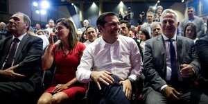 Ο Αλέξης Τσίπρας πριν την ομιλία του στα Χανιά: Δεξιά του η Μπέτι Μπαζιάνα και ο Γιώργος Σταθάκης, αριστερά του ο Ευ. Αποστολάκης