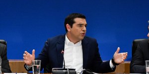  Ο Αλέξης Τσίπρας (μέση) με τον Ευκλείδη Τσακαλώτο (δεξιά) και τον Γιάννη Δραγασάκη (αριστερά) 