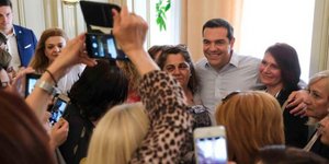 Ο Τσίπρας με καθαρίστριες, στο Μέγαρο Μαξίμου