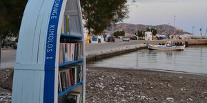 Βάρκα-βιβλιοθήκη στην Κίμωλο