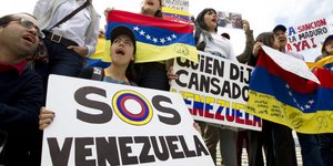 Βενεζουέλα, σημαίες και πανό κατά Μαδούρο