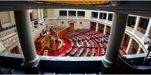 Δεύτερη ημέρα συζήτησης στη Βουλή για ψήφο εμπιστοσύνης σε κλίμα έντασης
