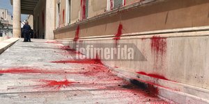 Μπογιές στη Βουλή από την επίθεση Ρουβίκωνα