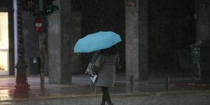 Γαλάζια ομπρέλα στη βροχή