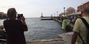 Πόζες στο λιμάνι των Χανίων