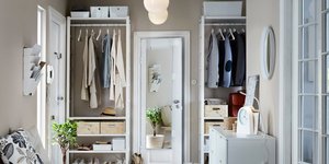 Χολ ενός διαμερίσματος με έπιπλα, χαλί, ντουλάπα, πόρτα με καθρέπτη