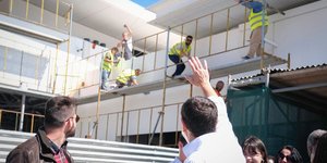 Πολύ γέλιο στο twitter για την υποδοχή του Αλέξη Τσίπρα στο αεροδρόμιο Ιωαννίνων από εργάτες