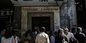 Κτίριο Υπουργείου Οικονομικών και κόσμος περιμένει έξω