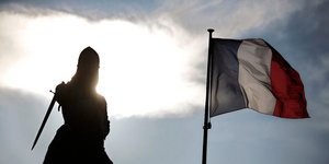 Η Ιωάννα της Λωρραίνης, άγαλμα στη Γαλλία σήμερα πλάι στη γαλλική σημαία