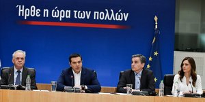 Αλέξης Τσίπρας και οικονομικό επιτελείο στο Ζάππειο