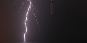 Κεραυνός στον ορίζοντα κατά τη διάρκεια κακοκαιρίας