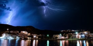 Κεραυνοί σε λιμάνι
