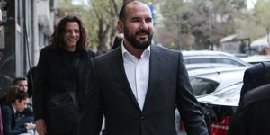 Δημήτρης Τζανακόπουλος με λευκό πουκάμισο