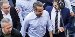 Ο πρόεδρος της ΝΔ Κυριάκος Μητσοτάκης πηγαίνοντας να ψηφίσει