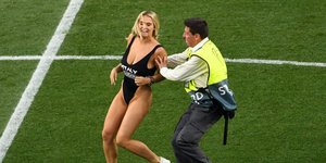 Η γυναίκα που διέκοψε τον τελικό του Champions League