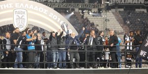 Ο Ιβάν Σαββίδης με το τρόπαιο του Πρωταθλητή