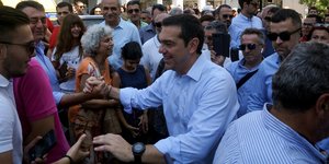 Αλέξης Τσίπρας ανάμεσα σε κοσμο 