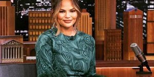 Η Κρίσι Τέιγκεν στην εκπομπή «The Tonight Show» με πράσινο φόρεμα