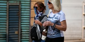 Γυναίκες στο δρόμο μία με μαντίλι