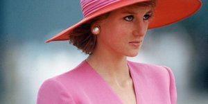 Η πριγκίπισσα Νταϊάνα με ροζ και κόκκινο σύνολο