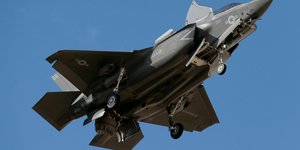 F-35 πετάει