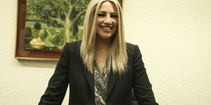Φωφη Γεννηματά με μαύρο σακάκι