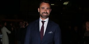 Γιώργος Καπουτζίδης με γραβάτα