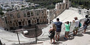 Τουρίστες κοιτούν Ηρώδειο από ψηλά