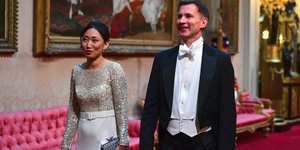 O Βρετανός ΥΠΕΞ Τζέρεμι Χαντ και η Κινέζα σύζυγός του, Λουτσία Γκουό