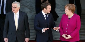 O πρόεδρος της Κομισιόν Γιούνκερ, ο Γάλλος πρόεδρος Μακρόν και η Γερμανίδα καγκελάριος Μέρκελ