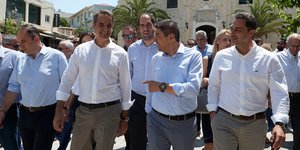 Κυριάκος Μητσοτάκης περπατάει με κόσμο