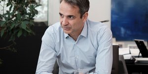 Κυριάκος Μητσοτάκης με λευκό πουκάμισο