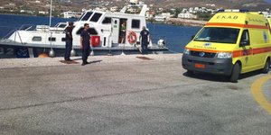 Ασθενοφόρο και σκάφος του Λιμενικού με άνδρες