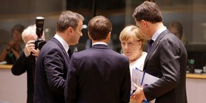 H Άνγκελα Μέρκελ κι ο Εμανουέλ Μακρόν με τους πρωθυπουργούς Ολλανδίας και Λουξεμβούργου