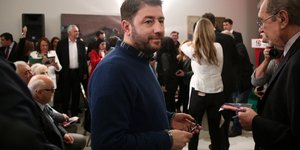 Νίκος Ανδρουλάκης με μπλε μπλούζα 