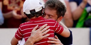 Η συγκινητική στιγμή του French Open με την αγκαλιά του γιου στον πατέρα του που έχασε