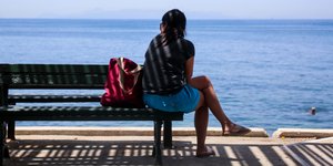 παγκάκι στη θαλασσα