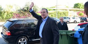 Πάνος Καμμένος χαιρετάει