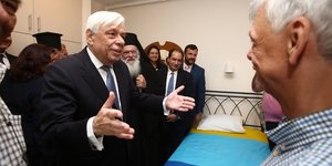 Προκόπης Παυλόπουλος με ανοιχτά χέρια 