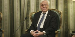 Προκόπης Παυλόπουλος καθιστός