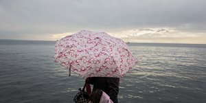Ροζ ομπρέλα στη θάλασσα
